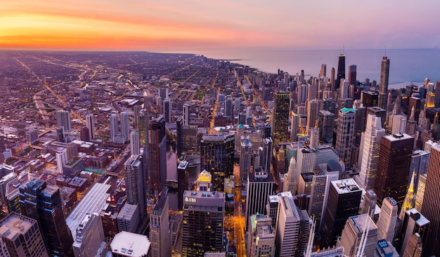 Vue aérienne de la ville au crépuscule