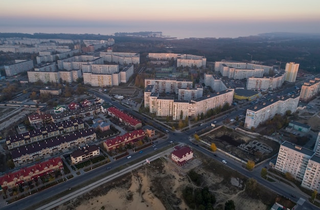 Vue aérienne de la ville en automne au coucher du soleil. Énergodar, Ukraine