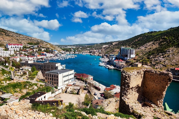 Vue aérienne de la ville de Balaklava et de la baie avec des navires et du remblai