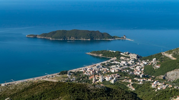 Vue aérienne de la ville de Becici. Monténégro.