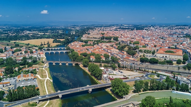 Vue aérienne de la ville de Béziers, de la rivière et des ponts d'en haut, le sud de la France