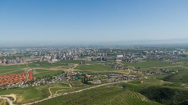 Vue aérienne de la ville de Bichkek depuis les montagnes