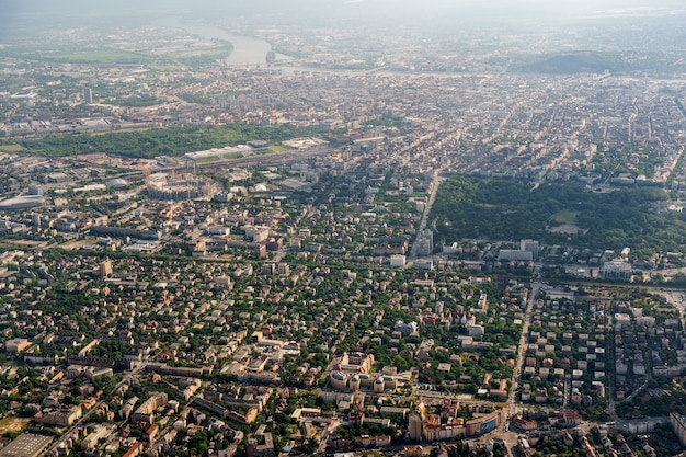 Vue aérienne de la ville de budapest depuis la fenêtre de l'avion