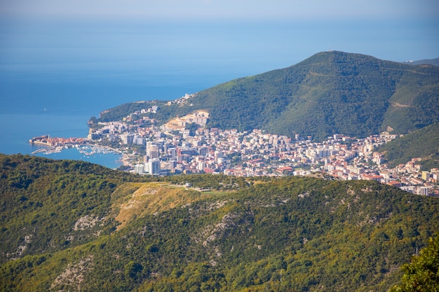 Vue aérienne de la ville de Budva au Monténégro panorama de la côte adriatique et des montagnes verdoyantes