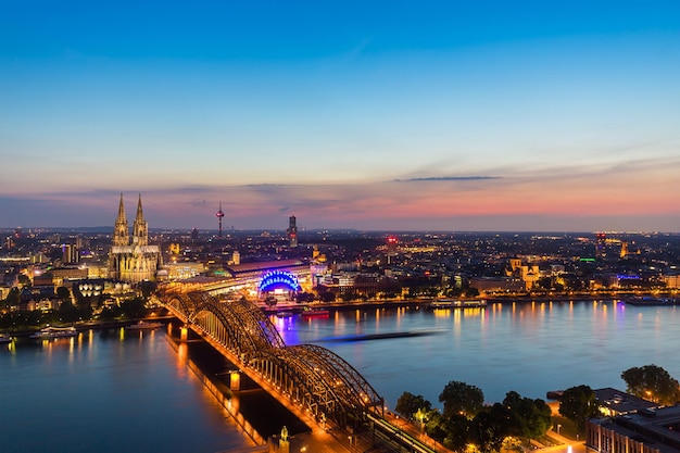 Une vue aérienne de la ville de Cologne à l'heure bleue du coucher du soleil en Allemagne. Pris à l'extérieur avec une marque 5D III.