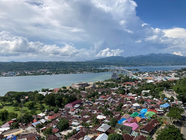 Vue aérienne de la ville côtière avec des bâtiments architecturaux et la plage de la ville d'ambon maluku Indonésie
