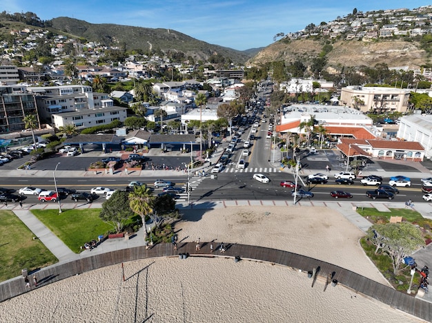 Vue aérienne de la ville côtière de Laguna Beach avec vilas sur les collines de la côte sud de la Californie U