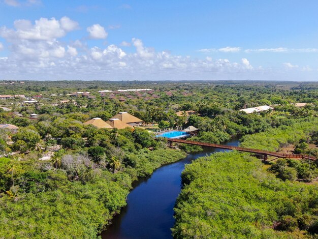 Vue aérienne de la ville côtière de Praia Do Forte avec l'océan bleu Bahia Brésil destination tropicale