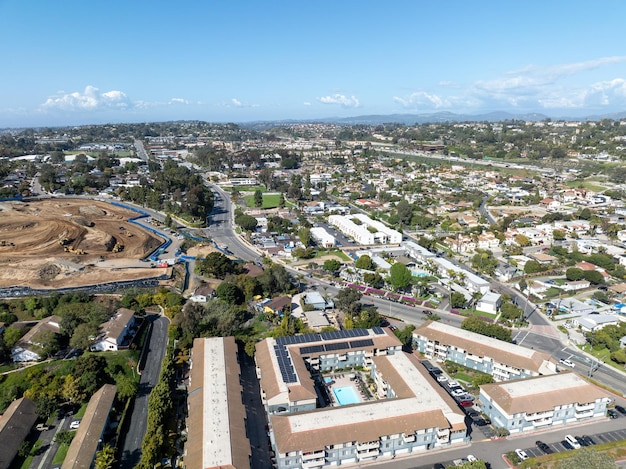 Vue aérienne de la ville côtière de Solana Beach dans le comté de San Diego, en Californie du Sud, aux États-Unis.