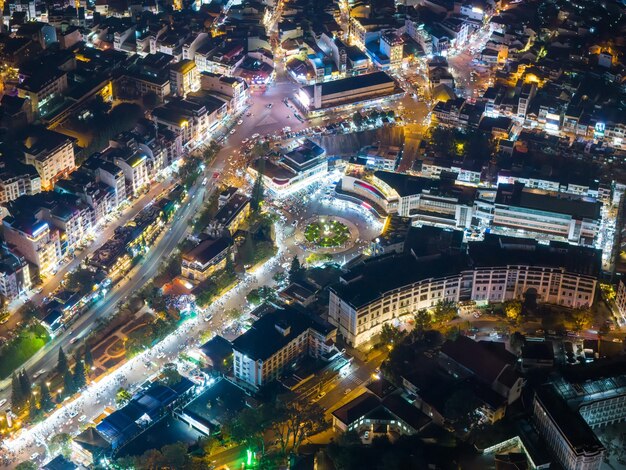Photo vue aérienne d'une ville de da lat avec des bâtiments de développement transport ville touristique dans le vietnam développé centre place de la ville de da lat avec le lac xuan huong et le marché concept de voyage et de paysage
