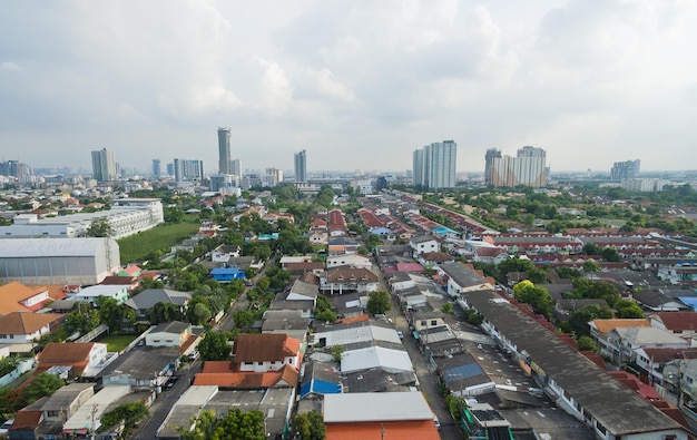 Vue aérienne de la ville depuis un drone volant à Nonthaburi Thaïlande vue de dessus de la ville