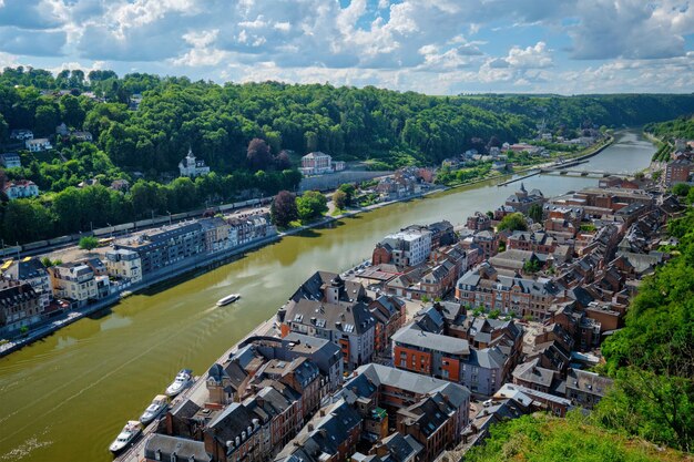 Photo vue aérienne de la ville de dinant, en belgique