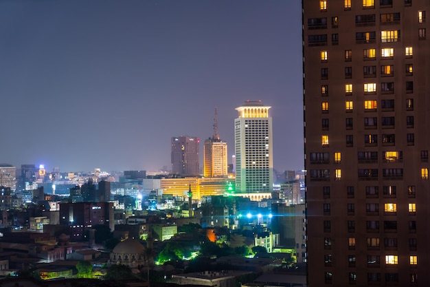 Vue aérienne de la ville du Caire la nuit le long du Nil Skyline de la ville africaine d'Egypte