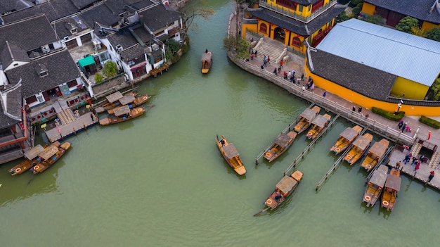 Vue aérienne de la ville d'eau de Zhujiajiao et de la Chine bateaux touristiques traditionnels sur les canaux de la ville d'eau de Zhujiajiao à Shanghai, en Chine.