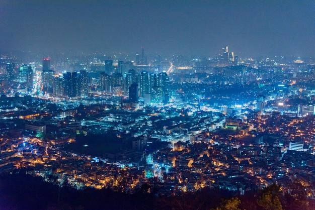 Vue aérienne de la ville éclairée la nuit