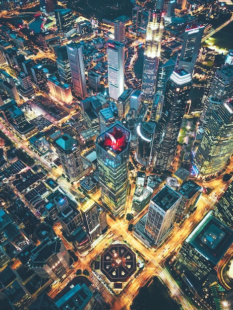 Vue aérienne de la ville éclairée la nuit