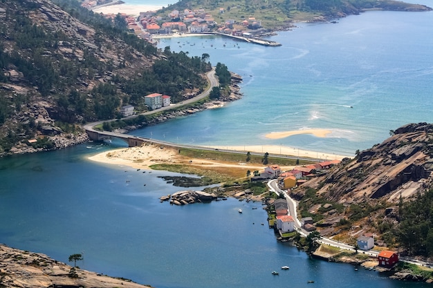 Vue aérienne de la ville d'Ezaro en Galice avec ses plages et ses ponts.