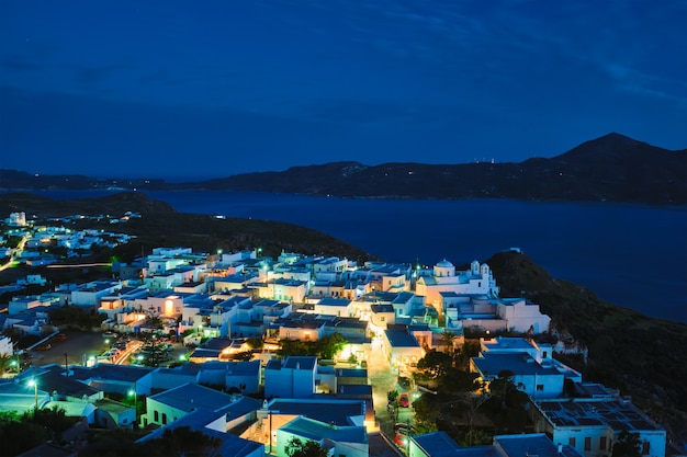 Vue aérienne de la ville grecque de Plaka dans la soirée de l'île de Milos Grèce