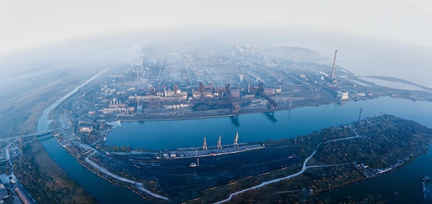 Vue aérienne de la ville industrielle avec pollution de l'air et de l'eau par les usines métallurgiques et les hauts fourneaux