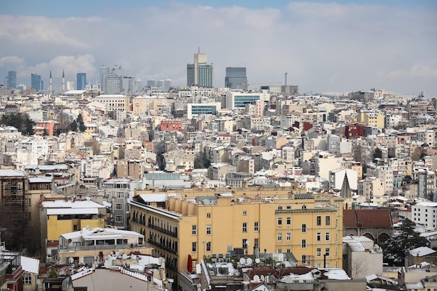 Vue aérienne de la ville d'Istanbul en jour de neige