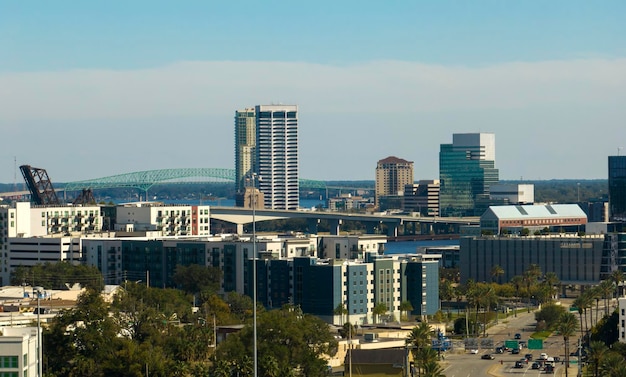 Photo vue aérienne de la ville de jacksonville avec de hauts immeubles de bureaux vue d'en haut de l'architecture de gratte-ciel en verre et en acier des états-unis dans le centre-ville américain moderne