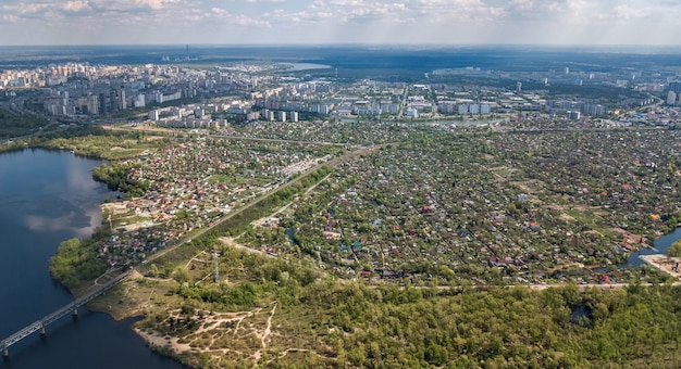 Vue aérienne de la ville de Kiev et des parcs, le Dniepr, l'île de Truchaniv et les ponts d'en haut, les toits de la ville de Kiev, Ukraine