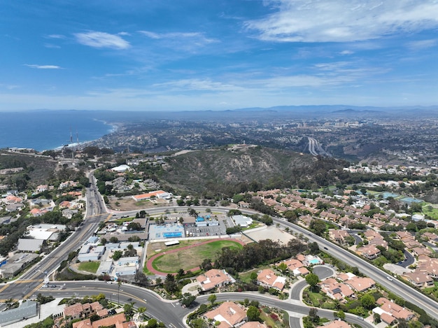 Une vue aérienne de la ville de laguna beach