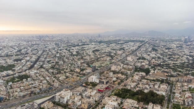 Vue aérienne de la ville de Lima au coucher du soleil