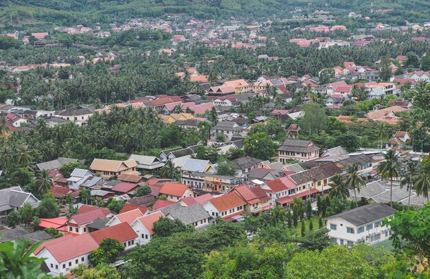 Vue aérienne de la ville de Luangprabang avec maisons et arbres