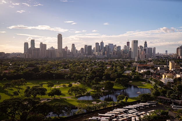 Vue aérienne de la ville de Makati - quartier financier et d'affaires moderne de Metro Manila, Philippines