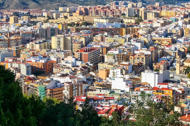 Vue aérienne de la ville de Malaga avec ses maisons entassées dans les rues.