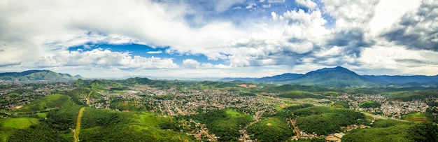 Vue aérienne de la ville de montagne de Nova Iguacu.