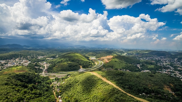 Vue aérienne de la ville de montagne de Nova Iguacu.