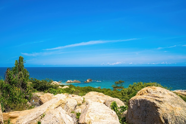 Vue aérienne de la ville de Mui Ne Binh Thua avec un beau coucher de soleil et tant de bateaux Vue panoramique sur la côte de Mui Ne d'en haut avec des vagues rues côtières cocotiers Phan Thiet