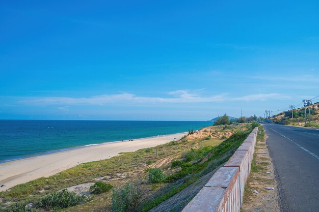 Vue aérienne de la ville de Mui Ne Binh Thua avec un beau coucher de soleil et tant de bateaux Vue panoramique sur la côte de Mui Ne d'en haut avec des vagues rues côtières cocotiers Phan Thiet