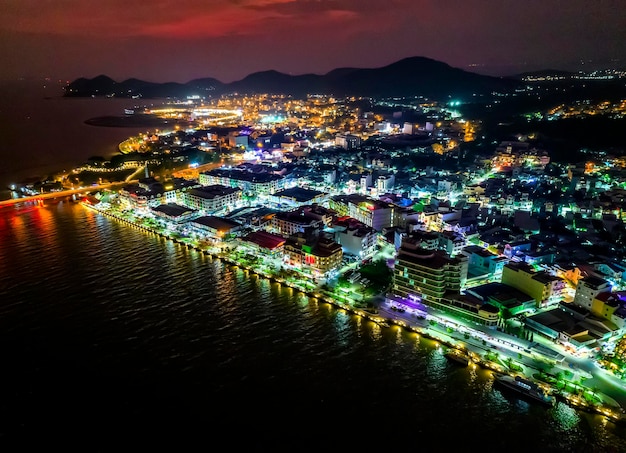 Vue aérienne de la ville nocturne de Ha Tien, Kien Giang, Vietnam, c'est le centre bondé et animé