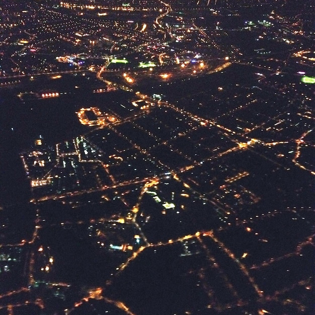 Photo vue aérienne de la ville la nuit