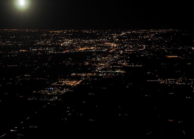 Vue aérienne de la ville la nuit