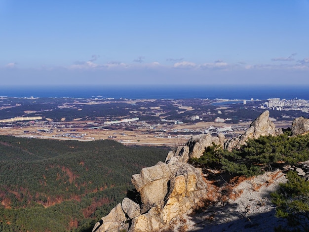 Photo vue aérienne de la ville par la mer contre le ciel