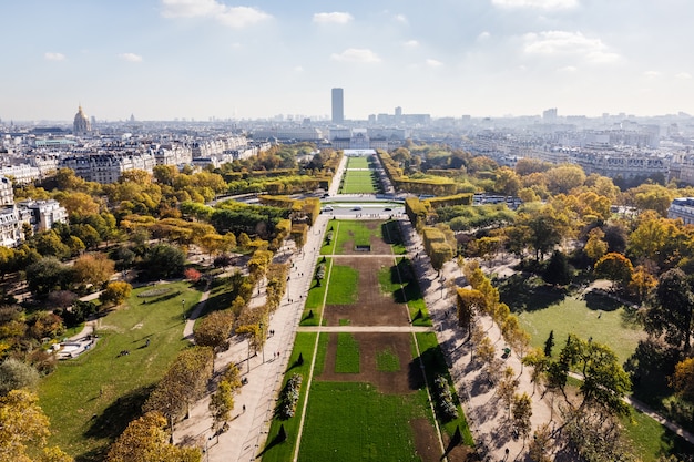 Vue aérienne sur la ville de Paris et le champ de Mars