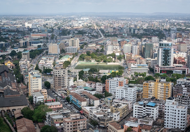 Vue aérienne de la ville pendant la journée d'été