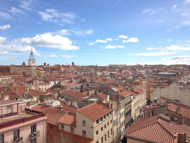 Vue aérienne de la ville de Perpignan en France sous un ciel bleu nuageux par une journée ensoleillée