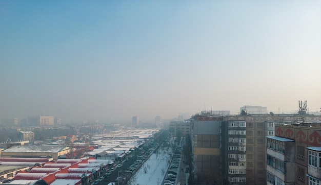 Vue aérienne de la ville polluée couverte de smog