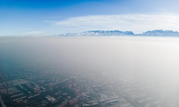 Vue aérienne de la ville polluée couverte de smog