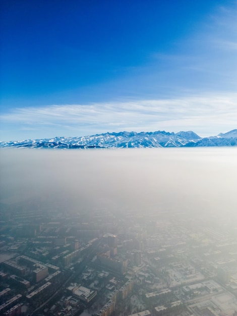 Vue aérienne de la ville polluée couverte de smog