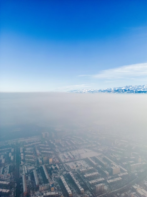 Vue aérienne de la ville polluée couverte de smog