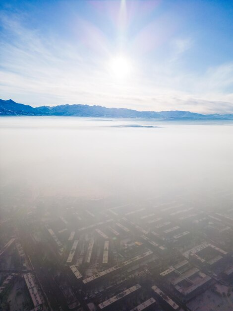 Vue aérienne de la ville polluée couverte de smog