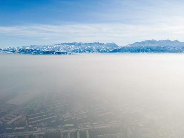 Vue aérienne de la ville polluée couverte de smog