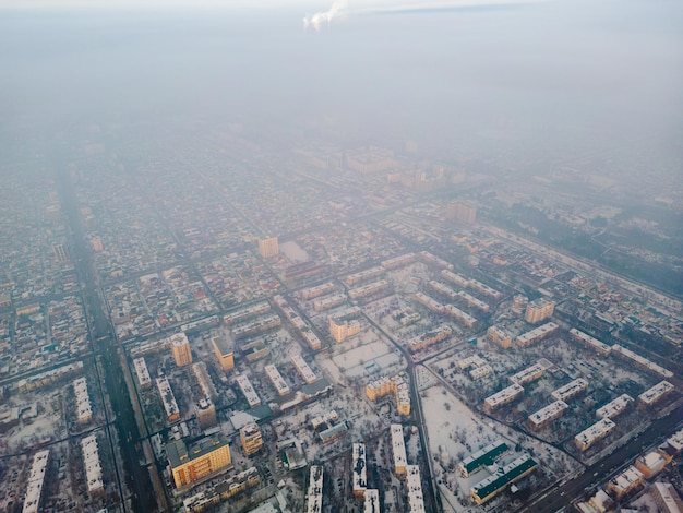 Vue aérienne de la ville polluée couverte de smog