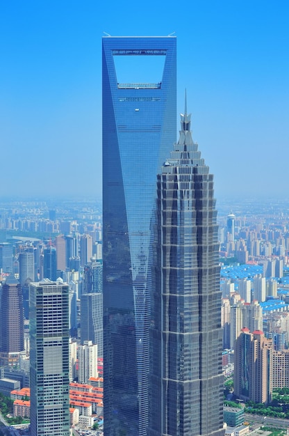 Vue aérienne de la ville de Shanghai avec architecture urbaine et ciel bleu dans la journée.